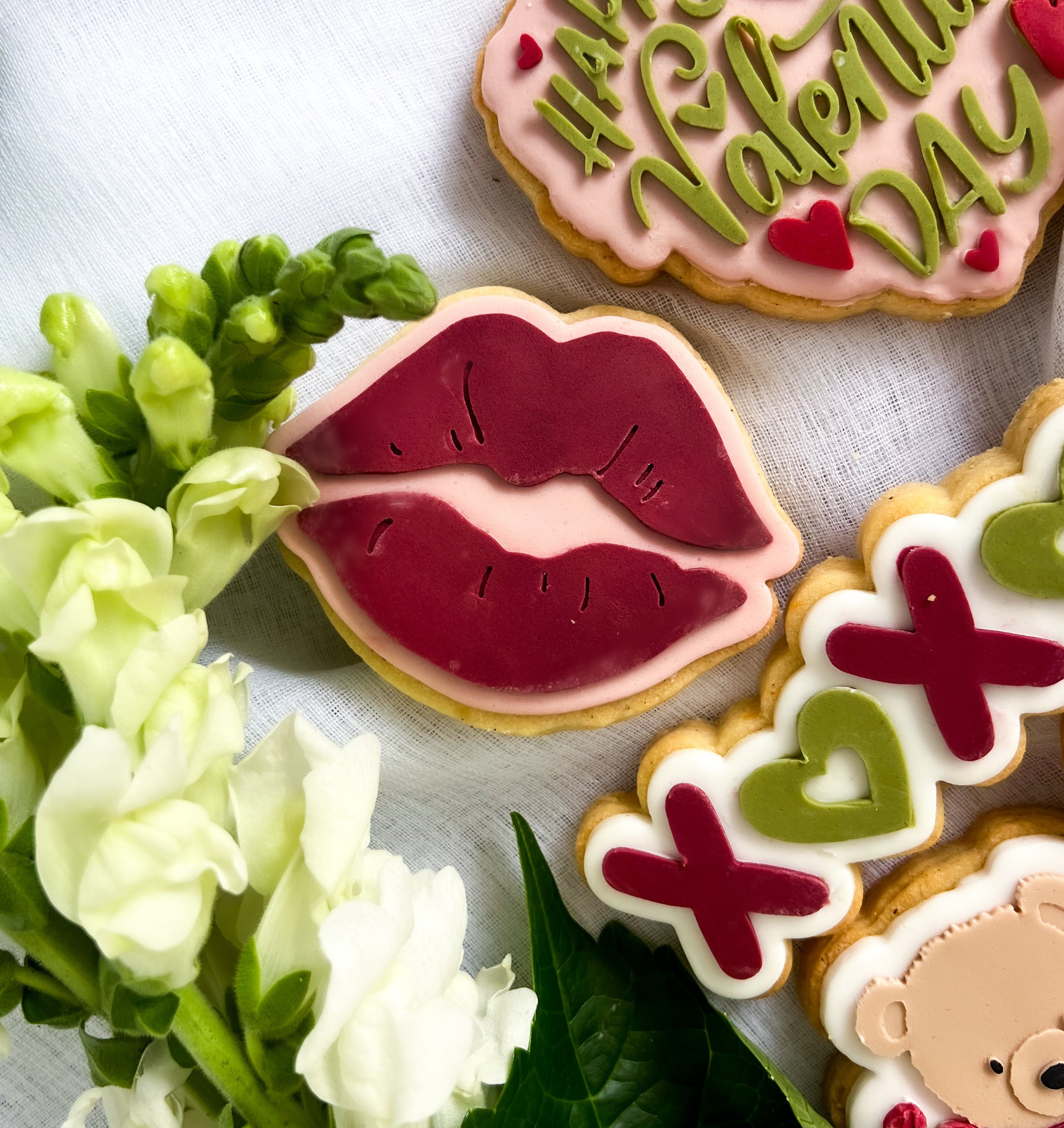 Lips debosser and cutter