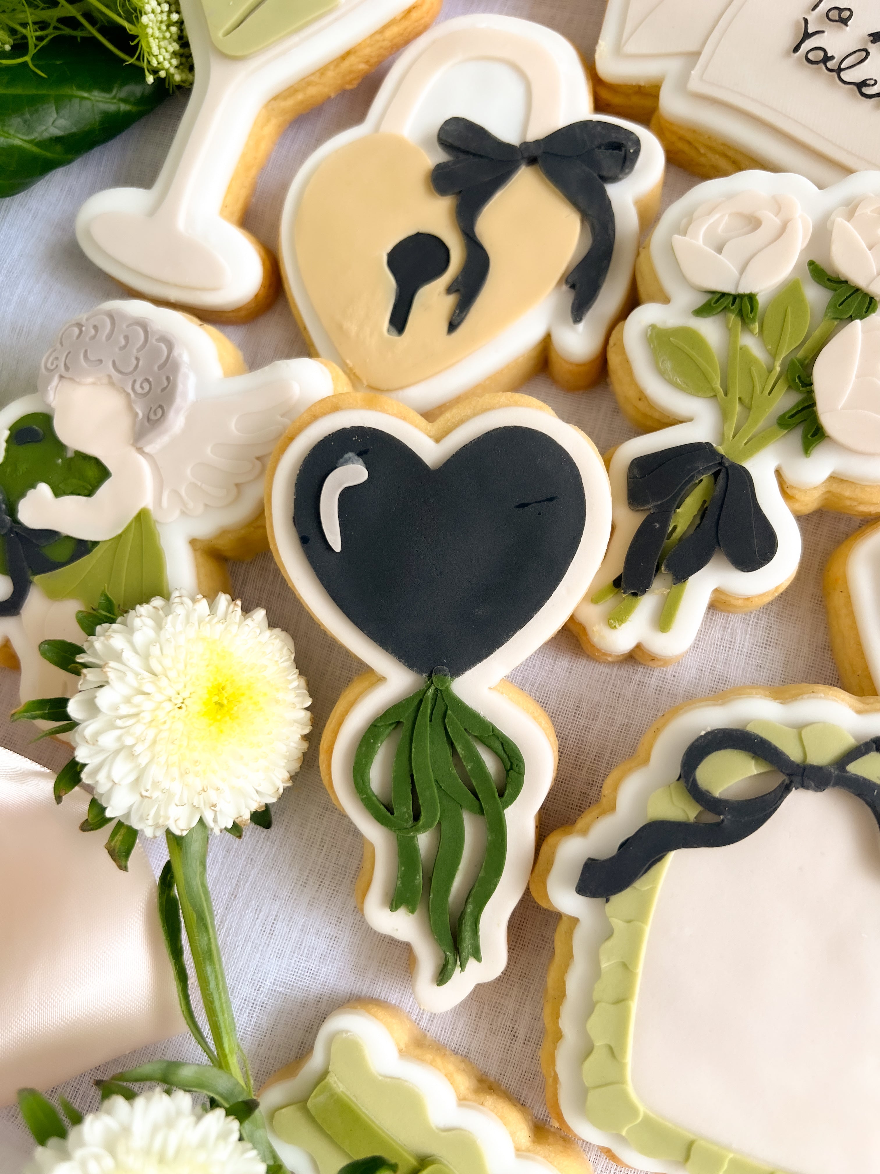 Single heart balloon debosser and cutter