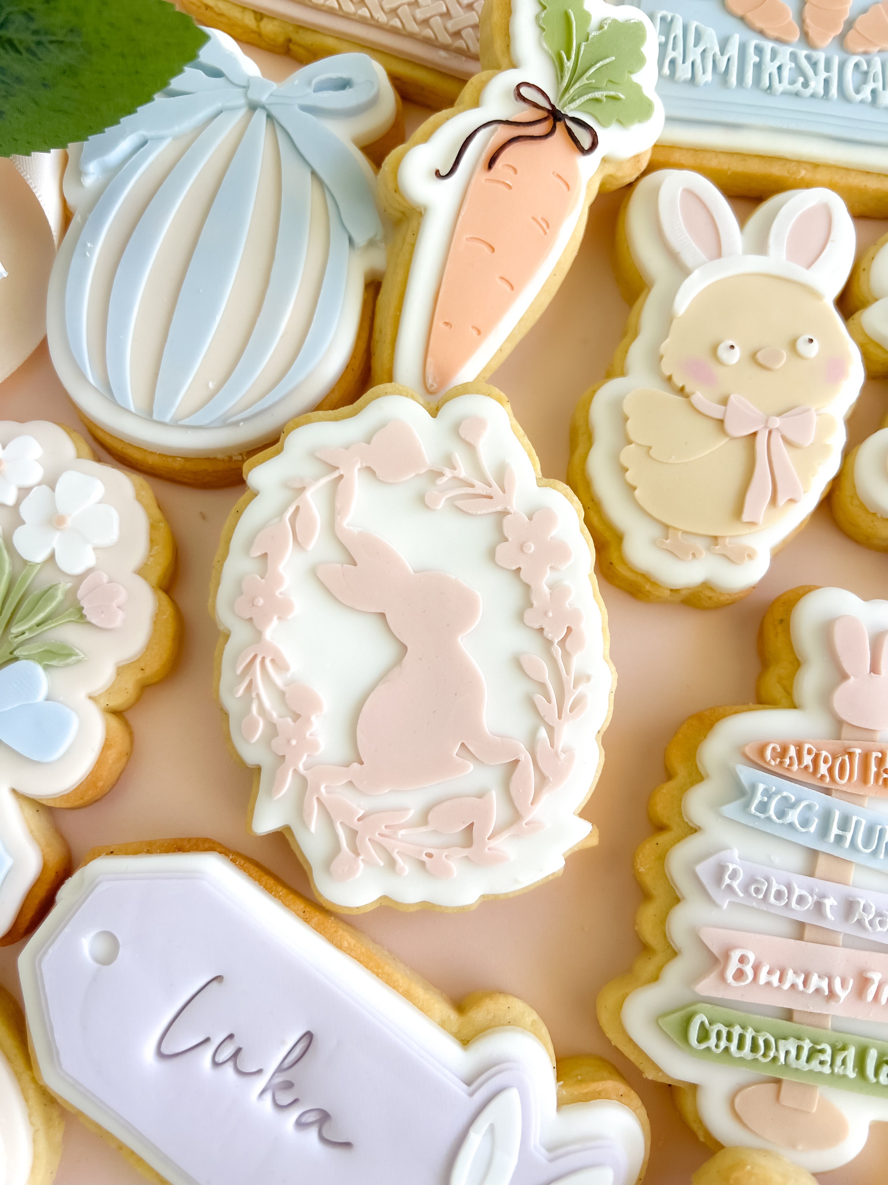 Silhouette bunny in floral frame debosser and cutter