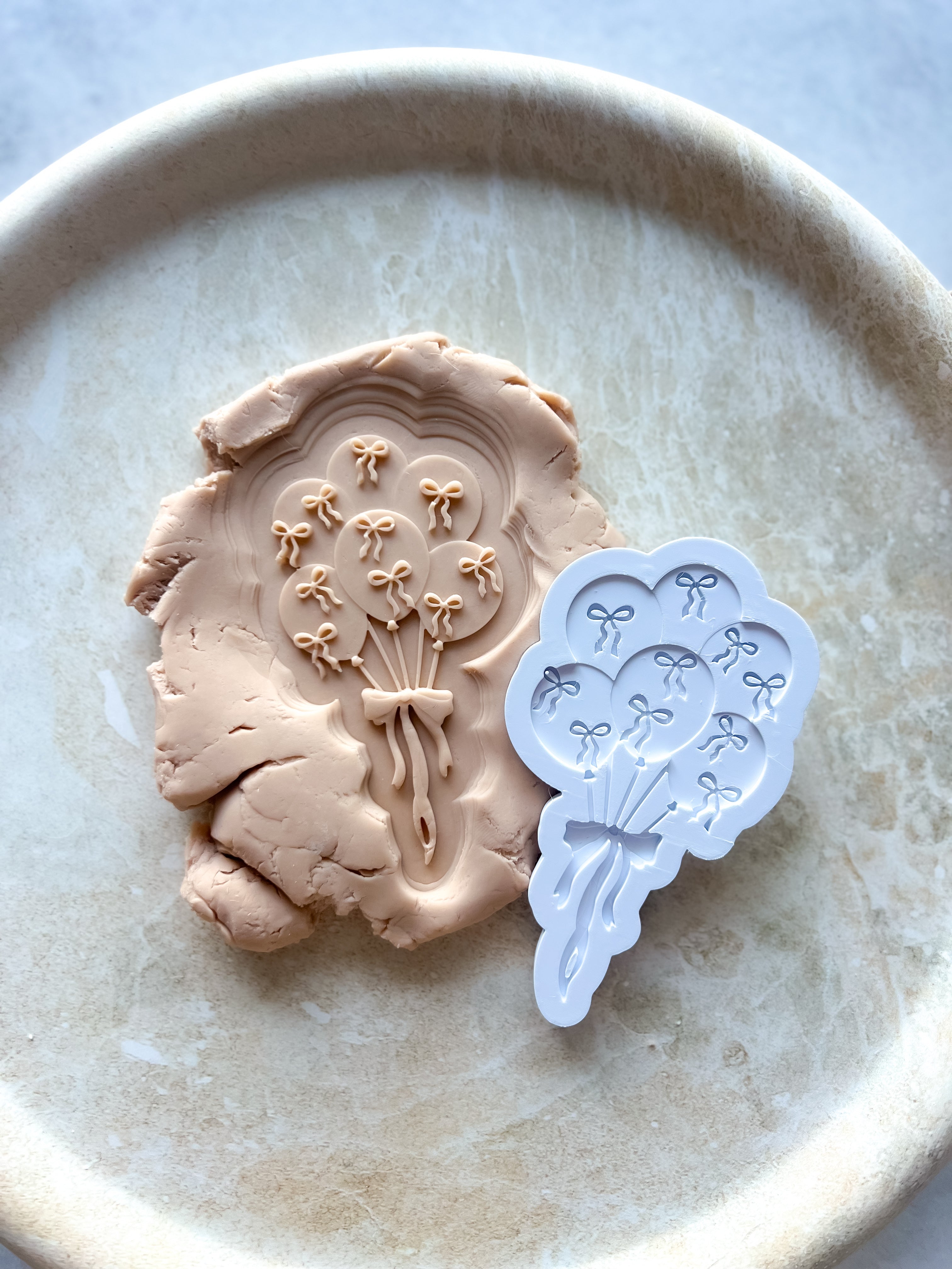 Balloon bunch with bows debosser and cutter