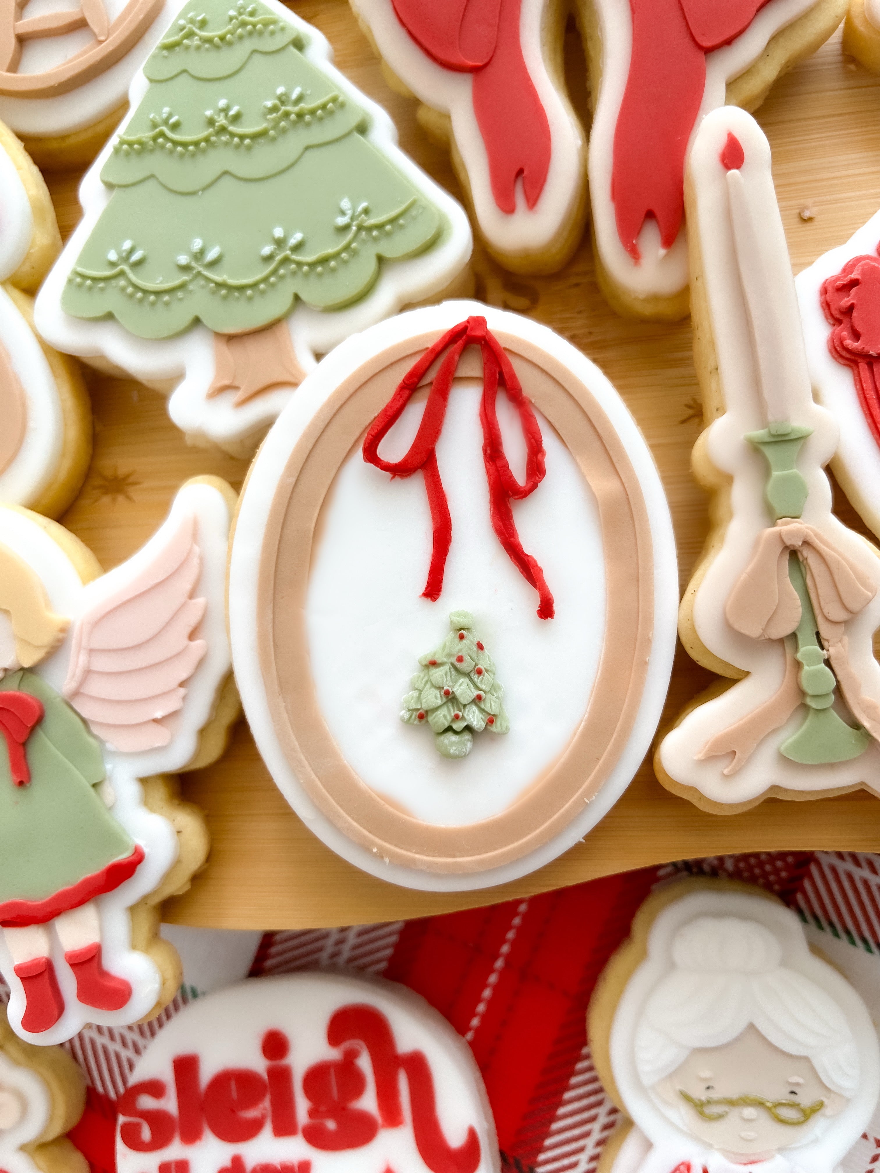 Oval frame with dainty bow debosser and cutter