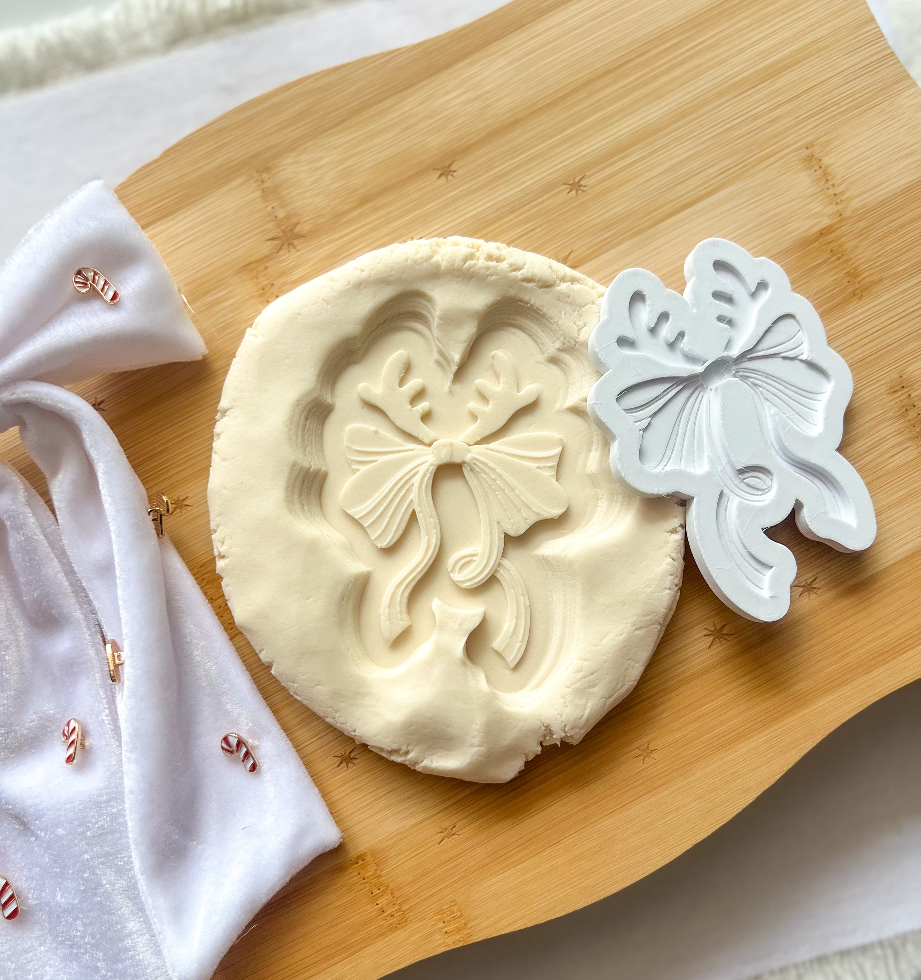 Bow with reindeer ears debosser and cutter