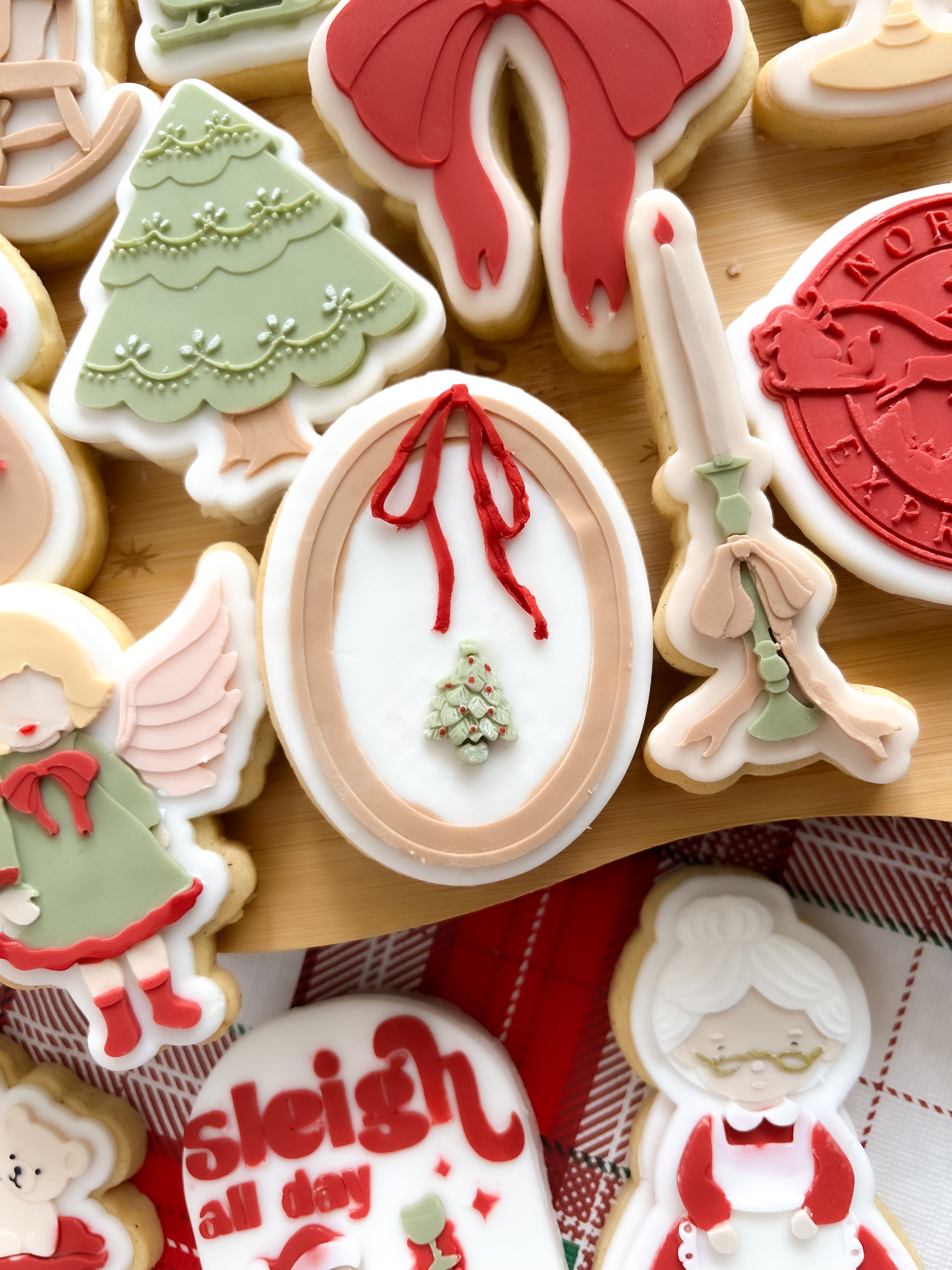 Oval frame with dainty bow debosser and cutter