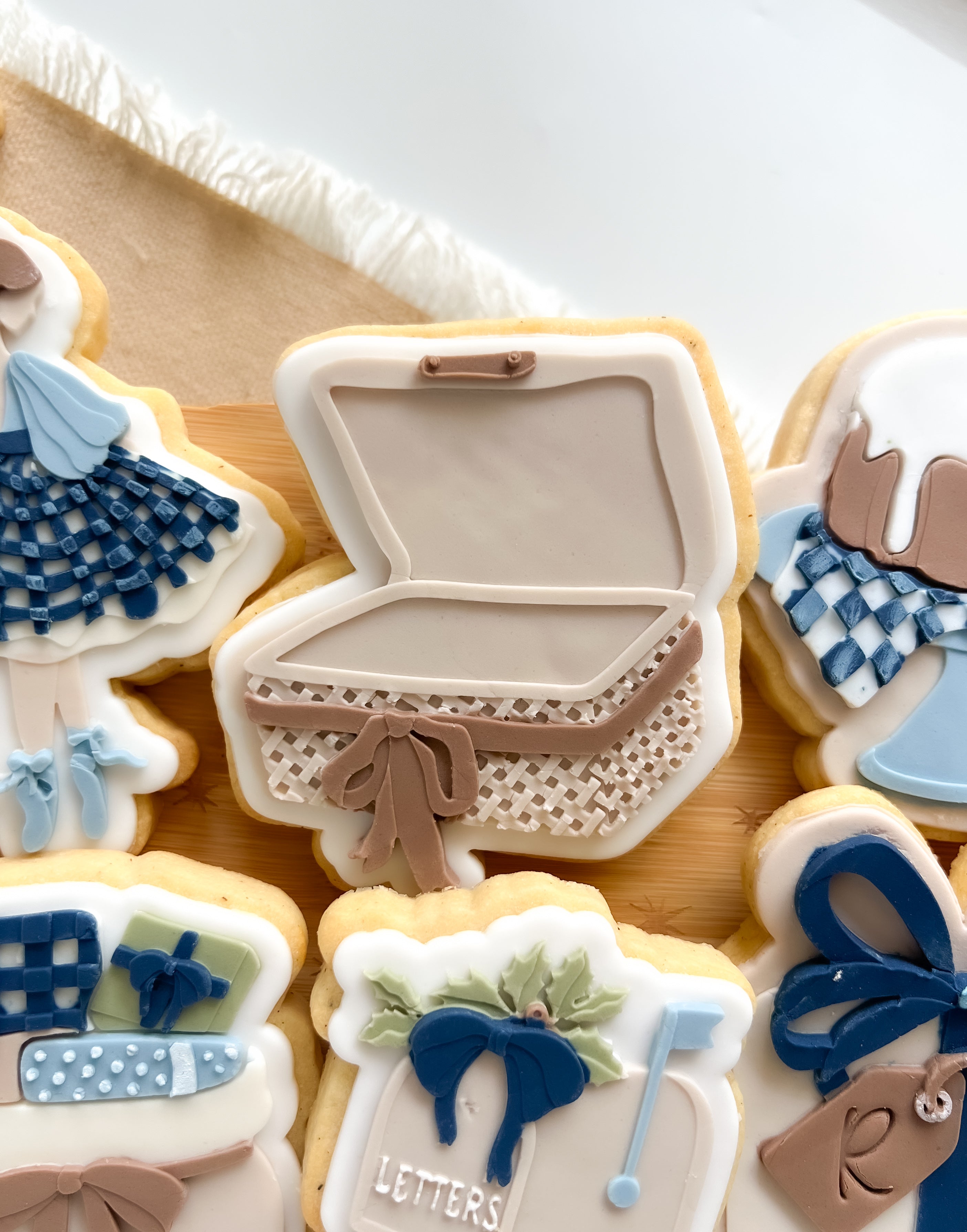 Weaved box debosser and cutter