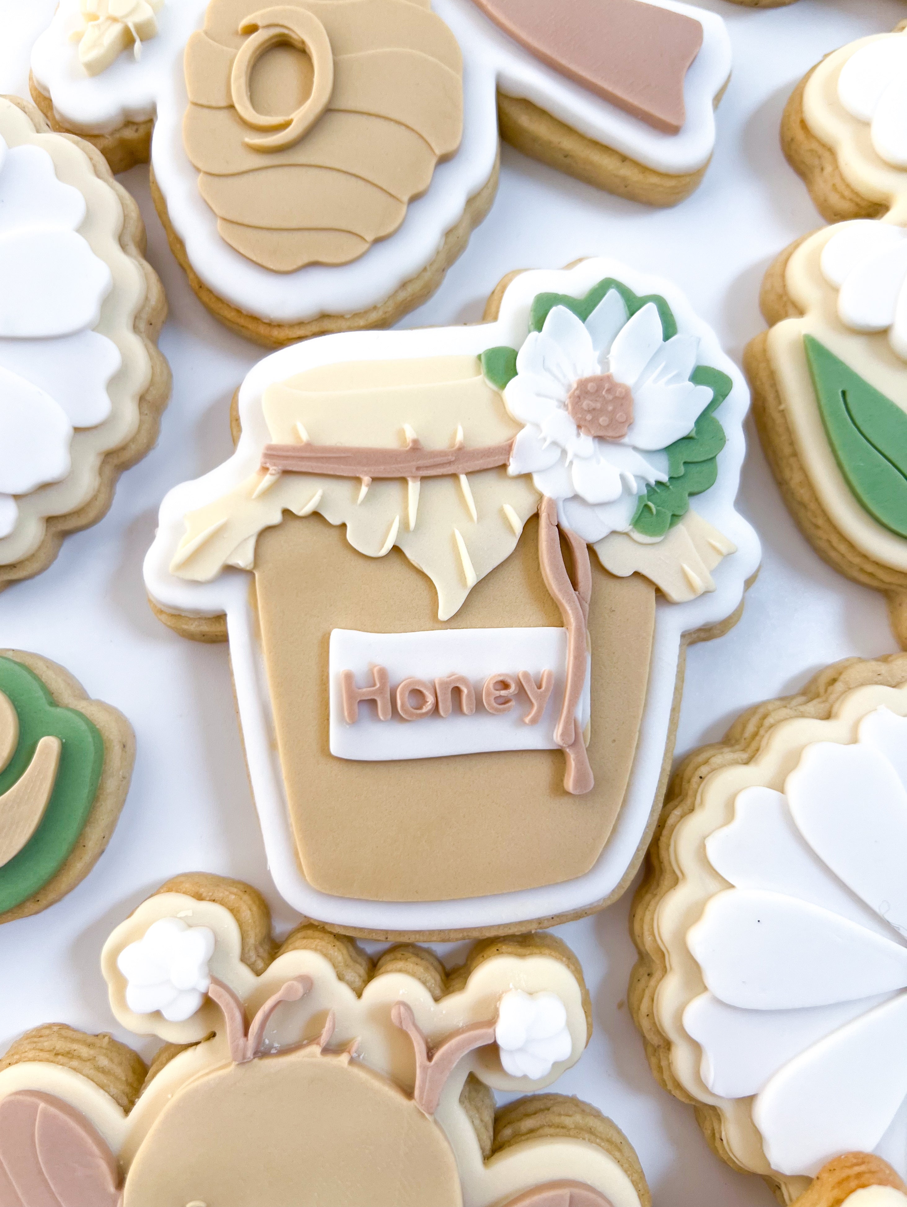 Honey jar with floral detail debosser and cutter
