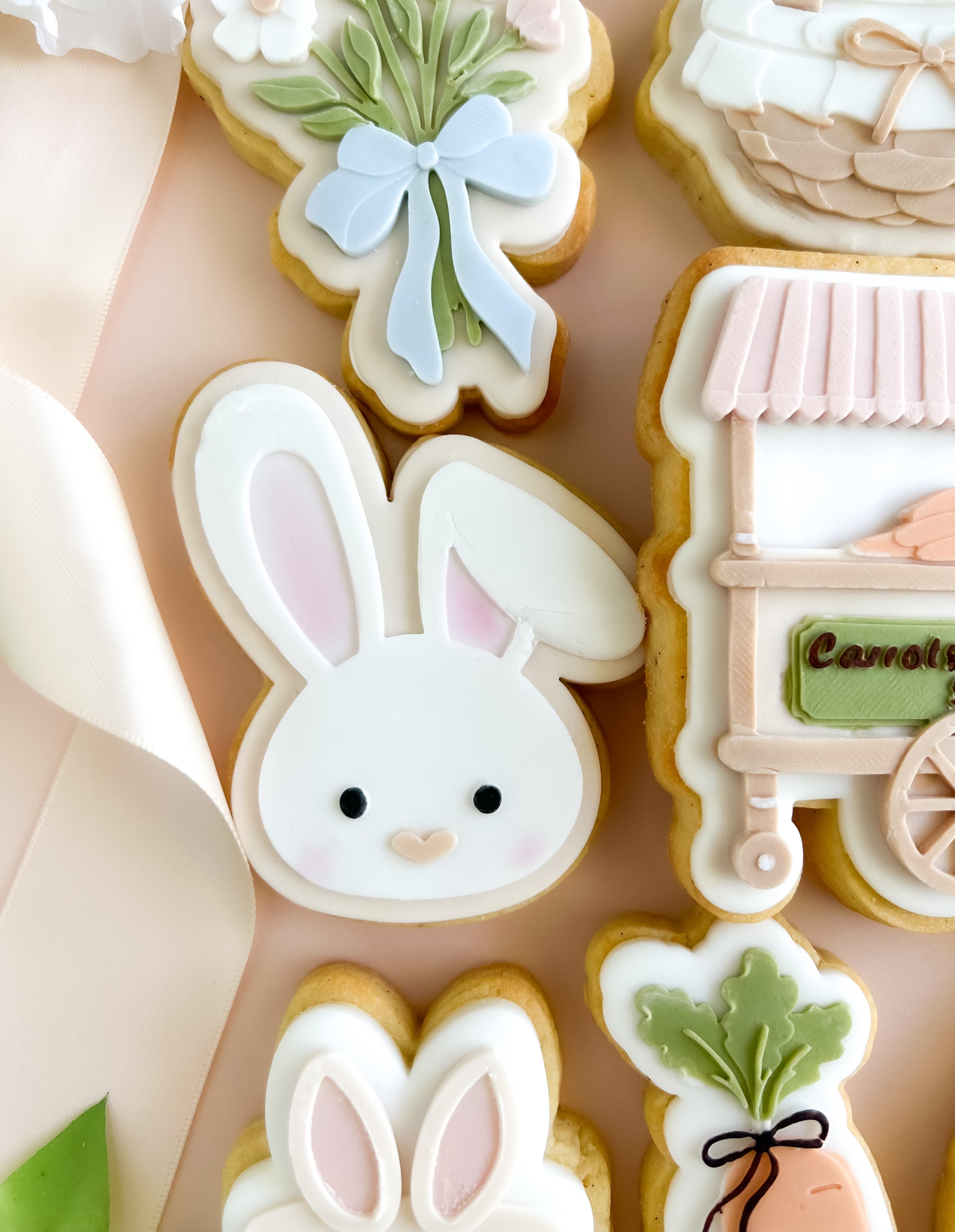 Simple bunny head with ear down debosser and cutter