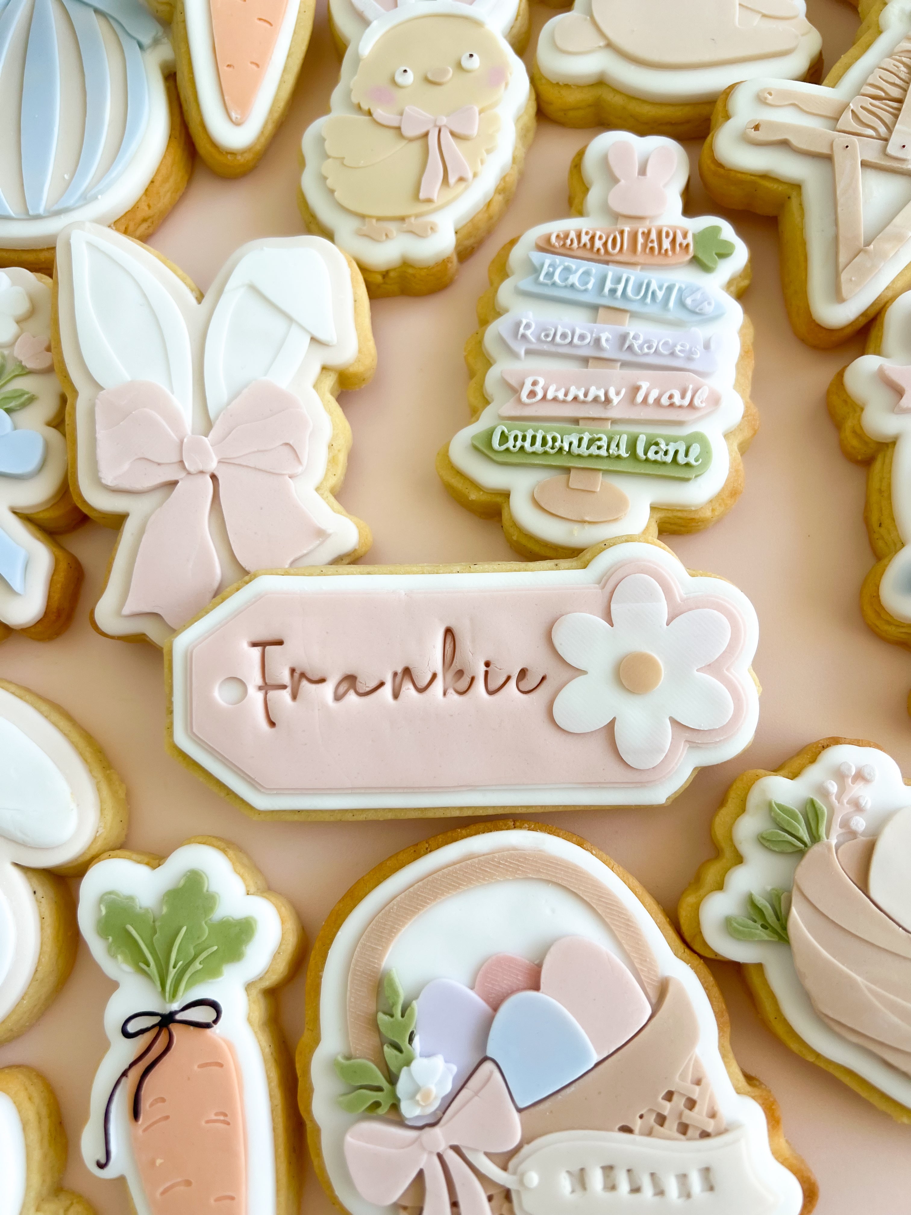 Daisy gift tag debosser and cutter