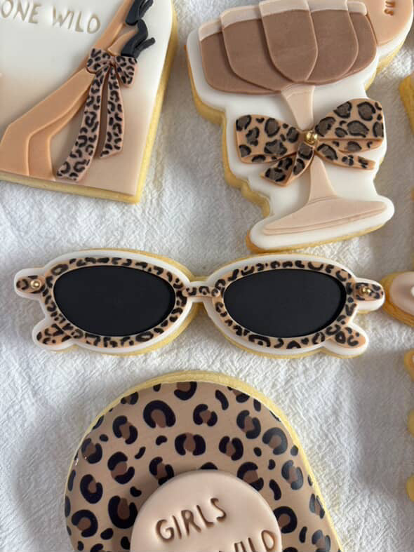 Thin glasses debosser and cutter