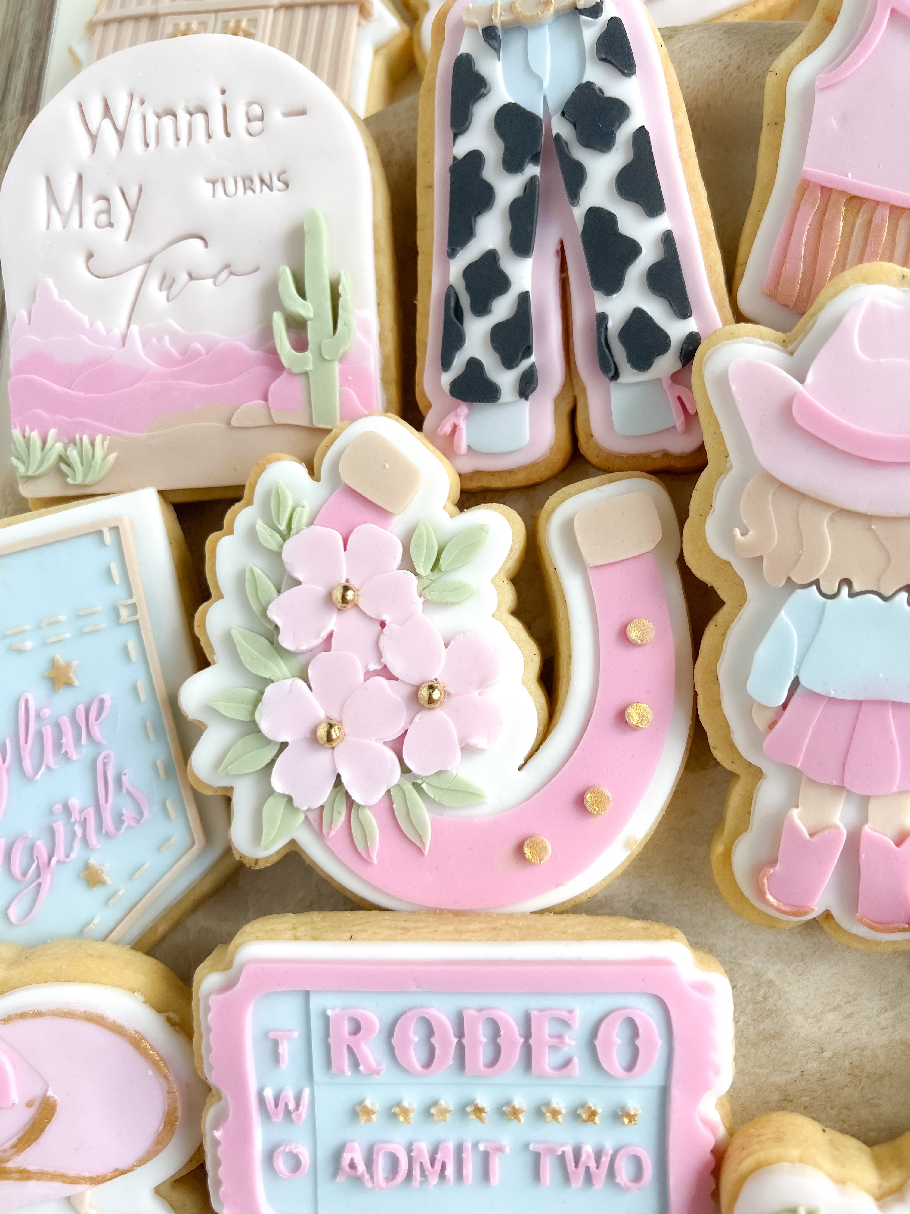 Floral horseshoe debosser and cutter