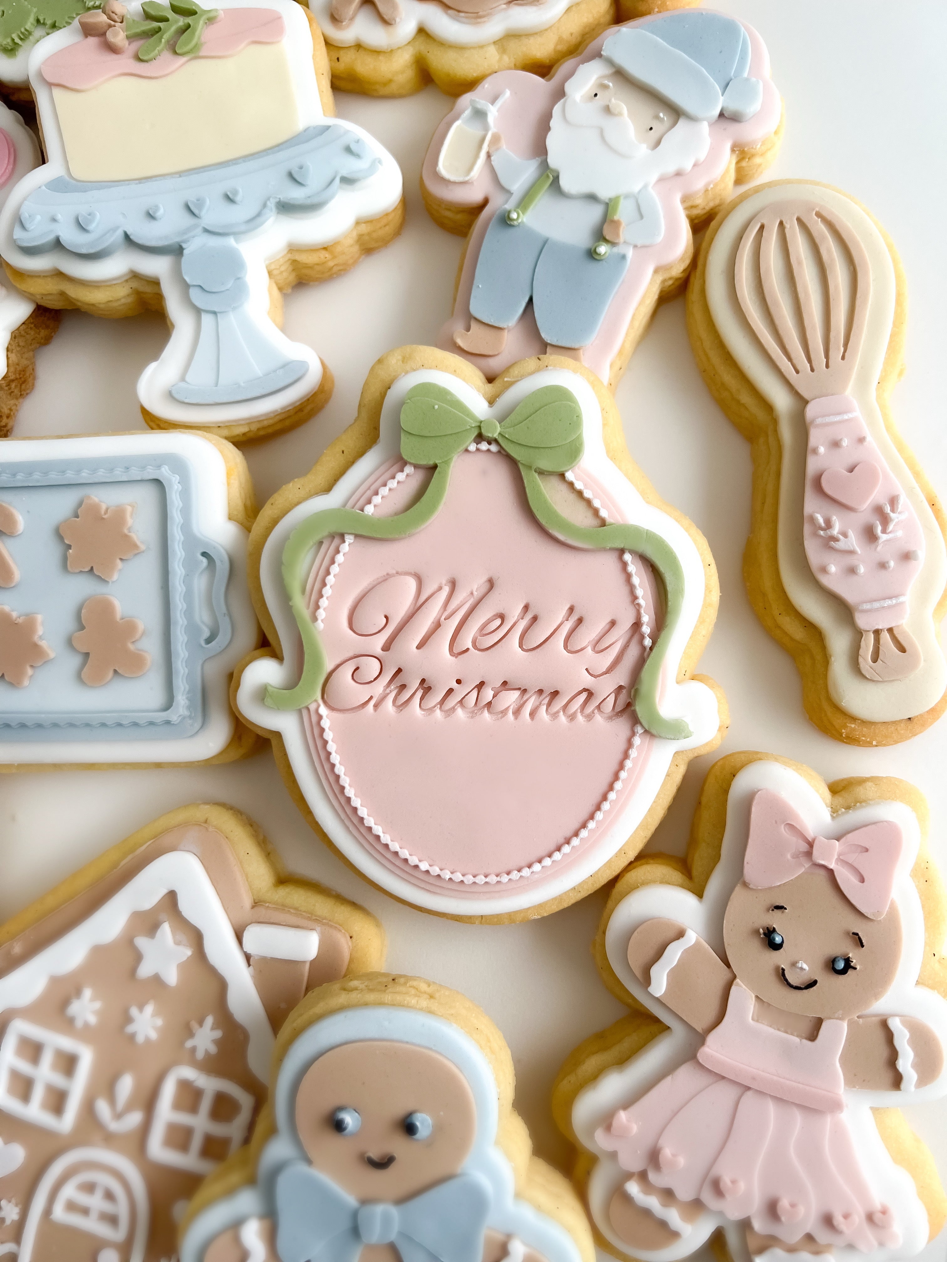 Bow oval frame debosser and cutter